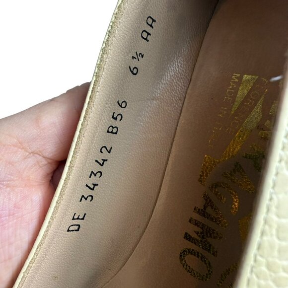 Vintage Salvatore Ferragamo Italy Cream Lizard-Embossed Leather Pumps โ Size 6.5 - Picture 10 of 12